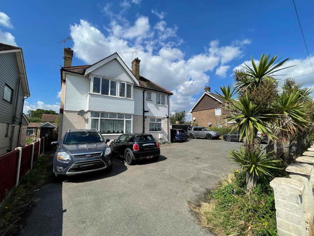 Lot: 97 - FREEHOLD DETACHED HOUSE WITH POTENTIAL - 